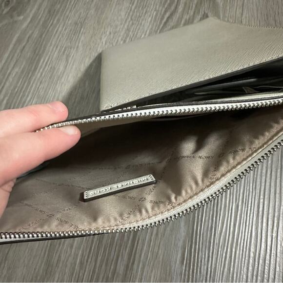 Michael Kors Jet Set Travel Trio 3 in 1 Wristlet in Off White/Gray/Black NWT - Picture 8 of 12